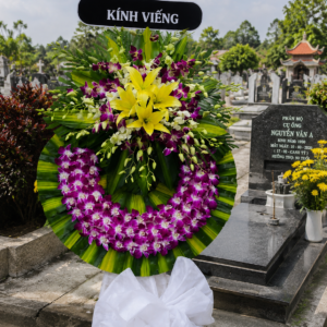 Kệ Hoa Chia Buồn Kính Viếng – Lan Tím & Ly Vàng Cao Cấp