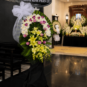 Kệ Hoa Chia Buồn Thành Kính Phân Ưu – Lan Vàng & Cúc Trắng Cao Cấp