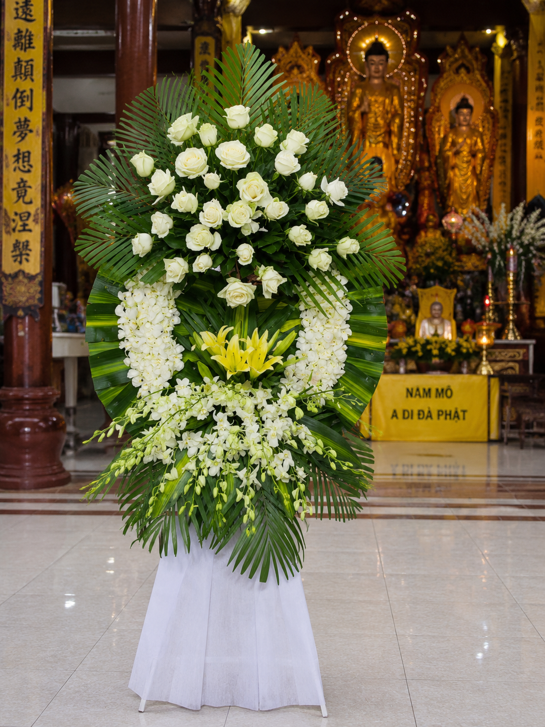 Kệ Hoa Chia Buồn Hoa Trắng Sang Trọng