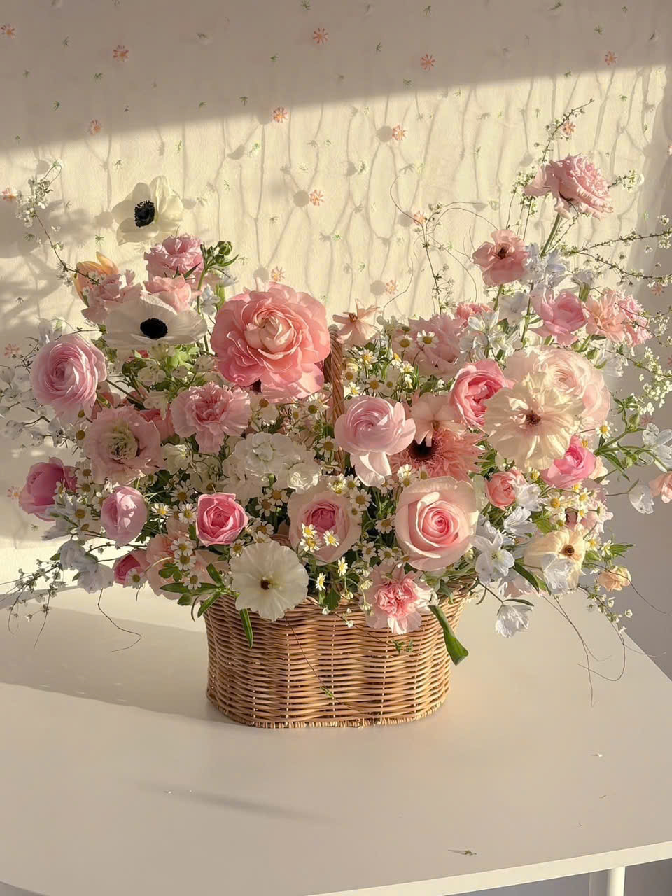 Giỏ Hoa Hồng Pastel Lãng Mạn - Romantic Blossom Garden